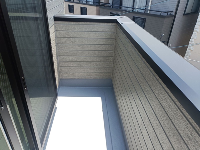 陽光が差し込むバルコニーで、心地よい風を感じながら過ごすひととき。洗濯物も気持ちよく乾かせます。 摂津市浜町 新築一戸建 その他