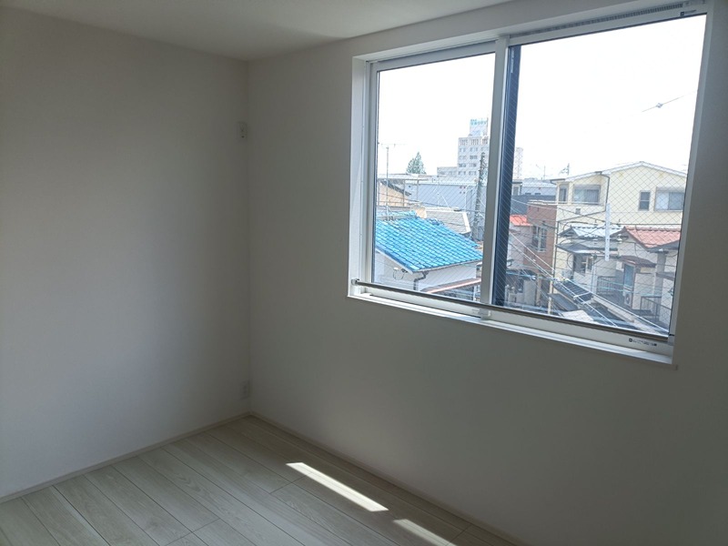 シンプルな内装の居室は、家具の配置がしやすく、ライフスタイルに合わせて自由にアレンジできます。明るい日差しが差し込む窓からは、開放的な眺望が広がります。 摂津市浜町 新築一戸建 その他