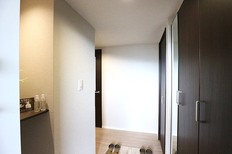 収納充実シューズボックス お洒落な玄関ホールに仕上ってます メロディーハイム楠葉7番館 408号室 その他