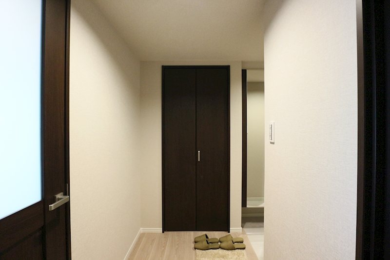 収納充実シューズボックス お洒落な玄関ホールに仕上ってます メロディーハイム楠葉7番館 408号室 その他