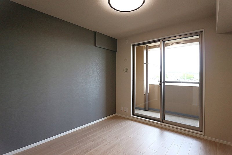 バルコニーに面した洋室約5.9帖。お子様部屋、ご趣味の部屋にいかがですか メロディーハイム楠葉7番館 408号室 その他