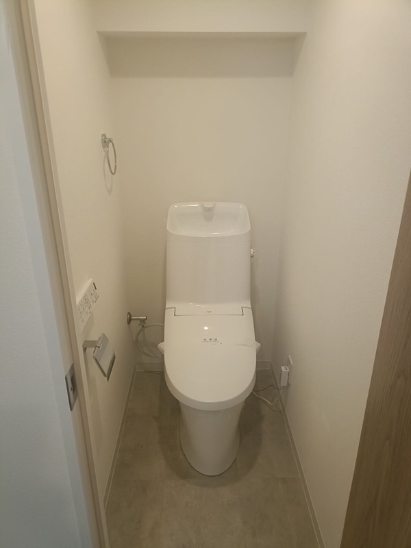 清潔感あふれるトイレは、訪れる人に快適な時間を提供します。温水洗浄便座付きで毎日を快適に。上部の収納スペースも魅力です。 千里丘ビューハイツ その他