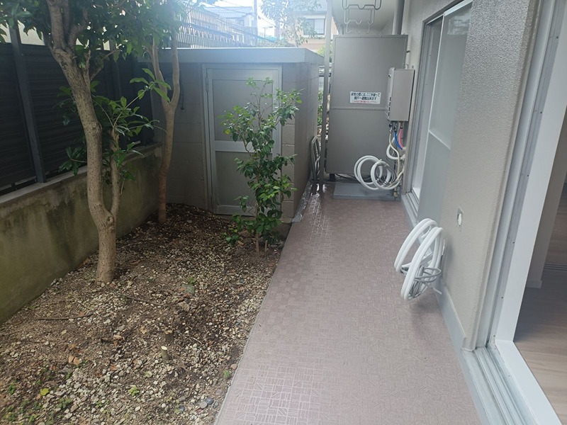 バルコニーでは、庭木の成長と収納スペースが魅力的。家庭菜園やガーデニングも楽しめます。 千里丘ビューハイツ その他