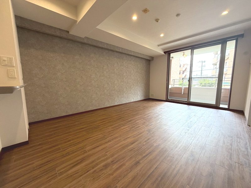 南東向きバルコニーに面した明るいLDK約12.3帖 サンメゾン枚方朝日丘かえで館 その他