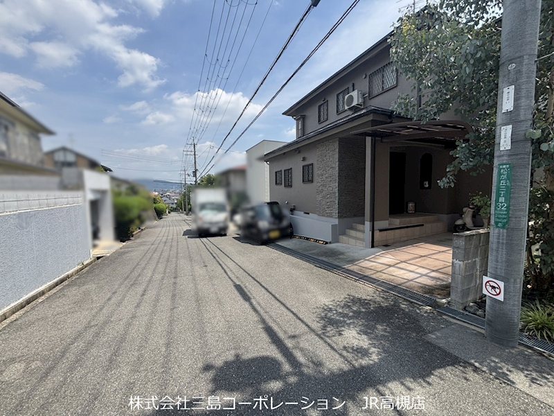 高槻市松が丘2丁目　中古一戸建 現地写真（前面道路含む現地写真）