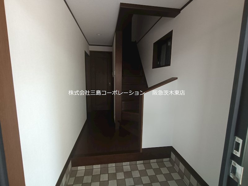 大阪府摂津市鳥飼西４丁目 現地写真（玄関）