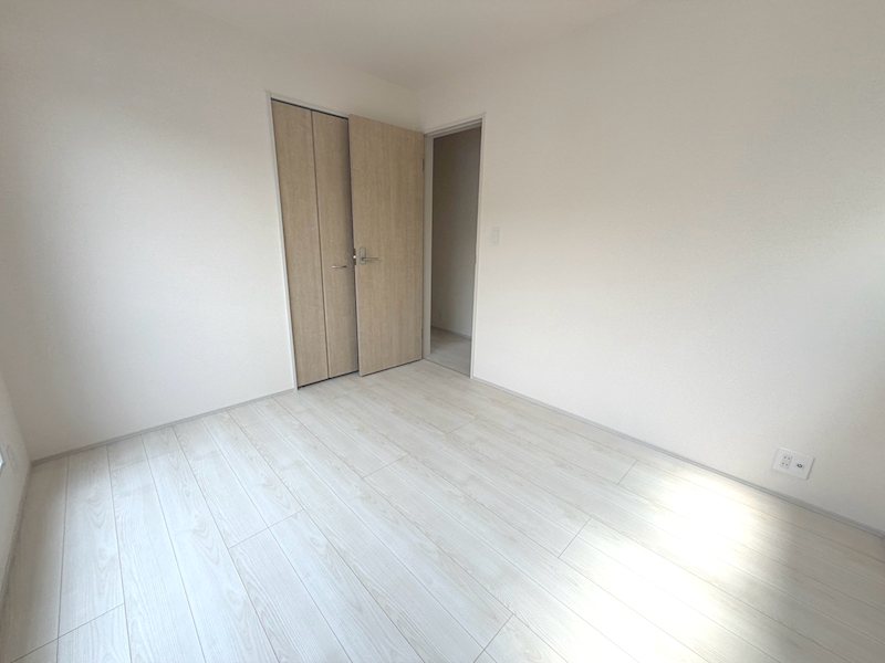 バルコニーに面した洋室5.25帖 お子様のお部屋にいかがでしょうか 山之上2丁目全3棟新築分譲地内1号棟 その他