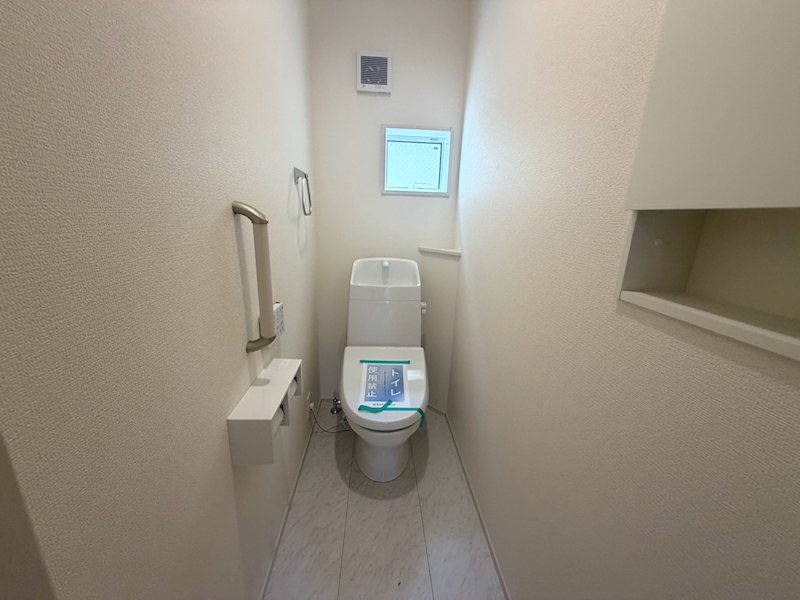 2階トイレ。温水洗浄暖房便座 山之上2丁目全3棟新築分譲地内1号棟 その他