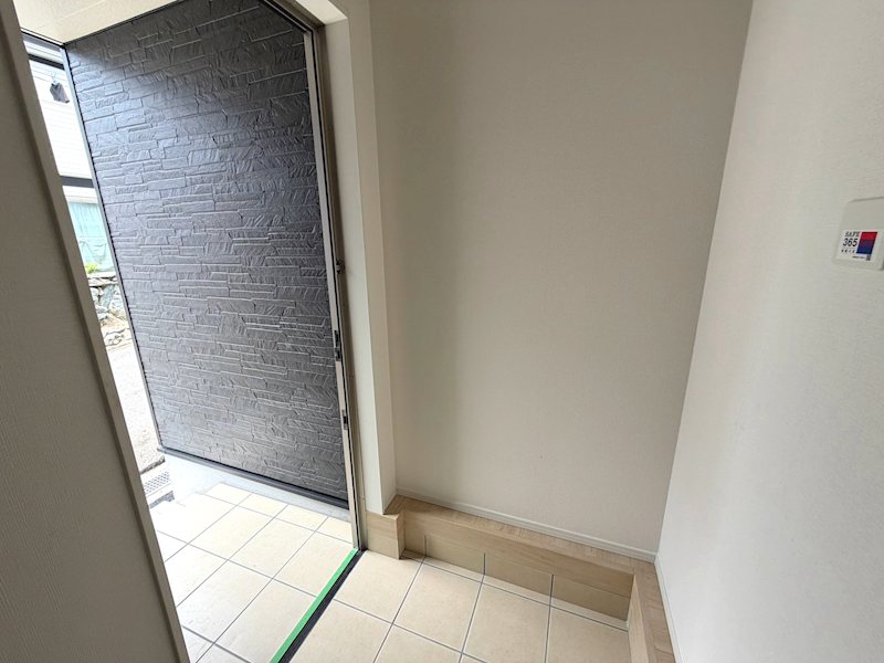 玄関収納を廊下に配置。靴や小物をたっぷり収納でき、玄関をいつもすっきり保てます 楠葉中之芝1丁目GRADLEGARDEN限定1邸新築分譲住宅 その他