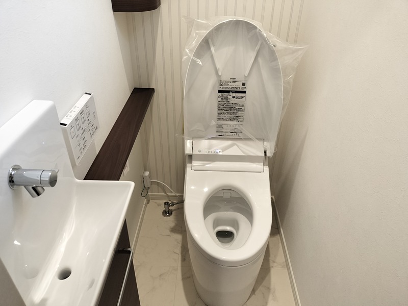 1階トイレは、手洗器と収納ボックス設置済 SUMIKA中総持寺町 新築一戸建 その他