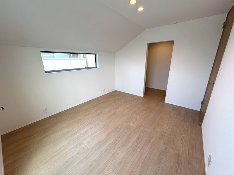 西向きバルコニーに面した2.6帖WIC付洋室7帖 東香里2丁目CASA2区画新築分譲2号棟 その他