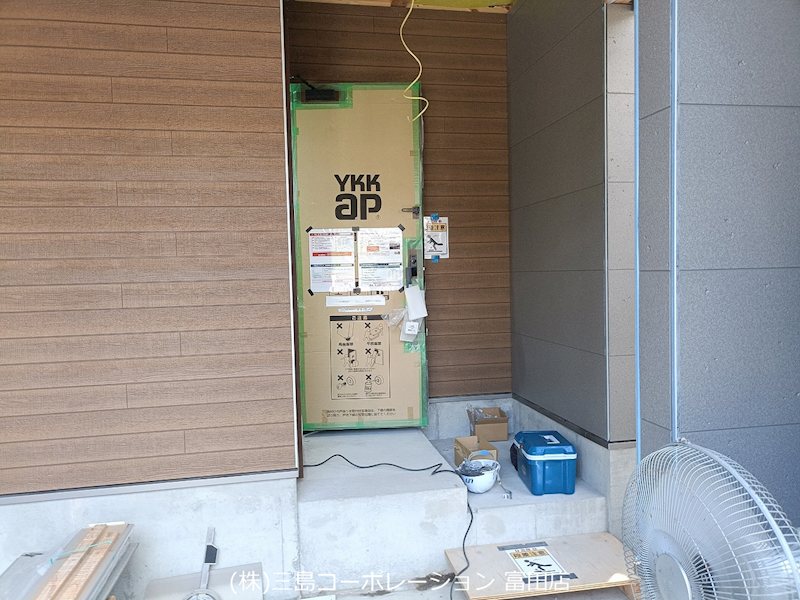 高槻市桜ケ丘北町　新築一戸建 現地写真（玄関）