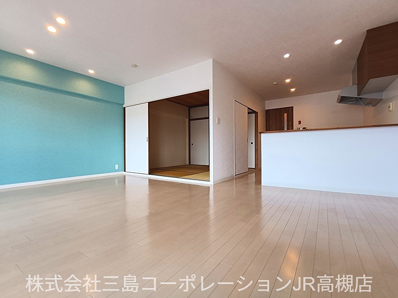 ■LDK(約18帖)/7階の絶景と会話弾む対面キッチン!広々とした約18帖LDK コープ野村高槻A棟 その他