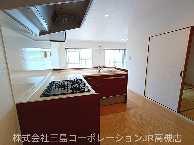 ■キッチン/動線が良く料理しやすい!家族と話せるL型対面システムキッチン。 コープ野村高槻A棟 その他