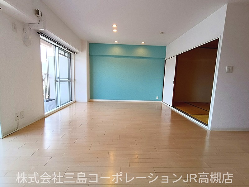 ■LDK(約18帖)/ダウンライトと落ち着くアクセントクロス。 コープ野村高槻A棟 その他