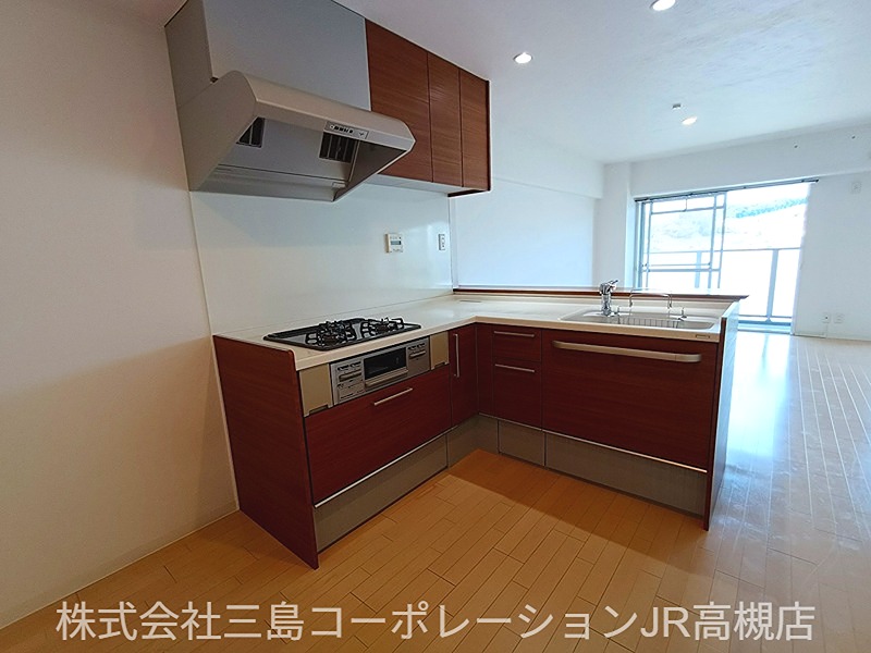 ■キッチン/動線が良く料理しやすい!家族と話せるL型対面システムキッチン。 コープ野村高槻A棟 その他