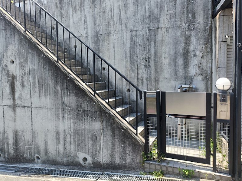 高槻市奈佐原４丁目　中古一戸建 現地写真（玄関）