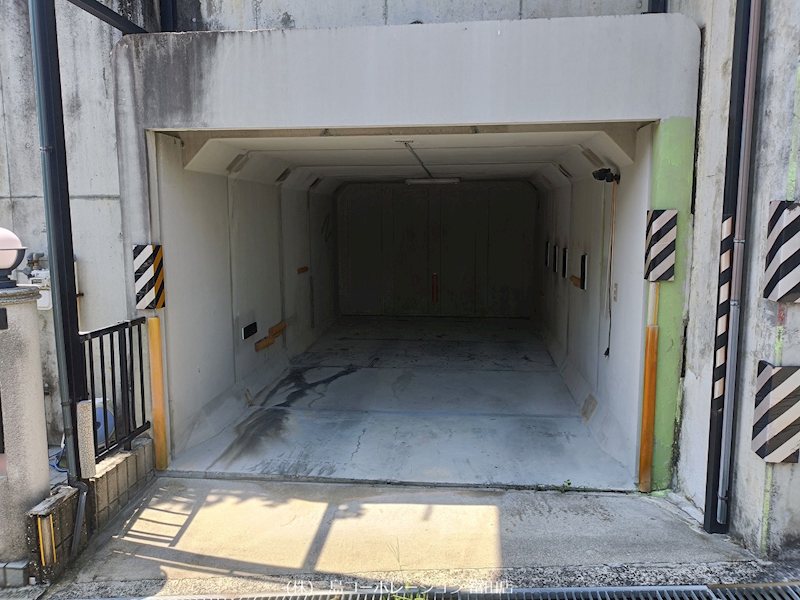 高槻市奈佐原４丁目　中古一戸建 現地写真（駐車場）