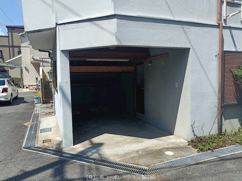 高槻市寿町２丁目　中古一戸建 現地写真（駐車場）