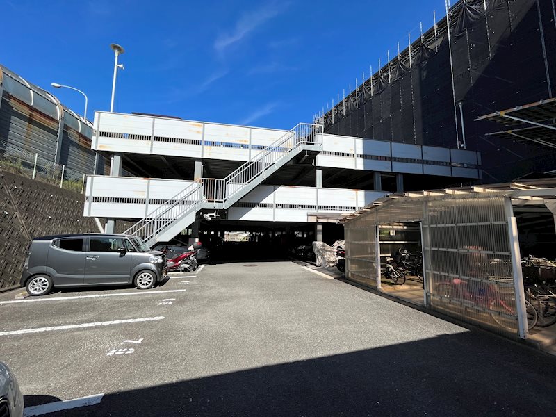 ユニハイム千里丘吹田清水 共用部写真（駐車場）