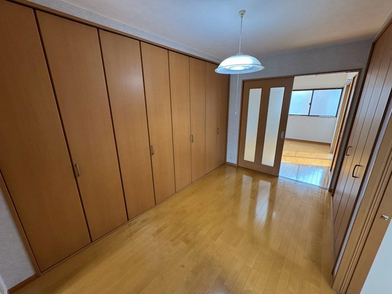 茨木市春日1丁目　中古一戸建 内観写真（リビング以外の居室）