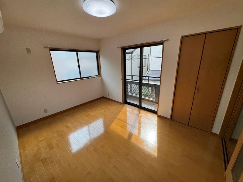 茨木市春日1丁目　中古一戸建 内観写真（リビング以外の居室）