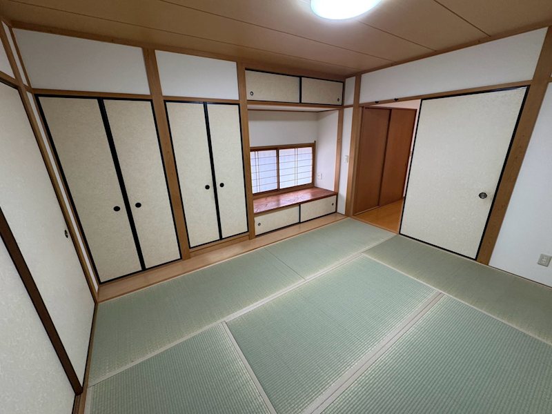 茨木市春日1丁目　中古一戸建 内観写真（リビング以外の居室）