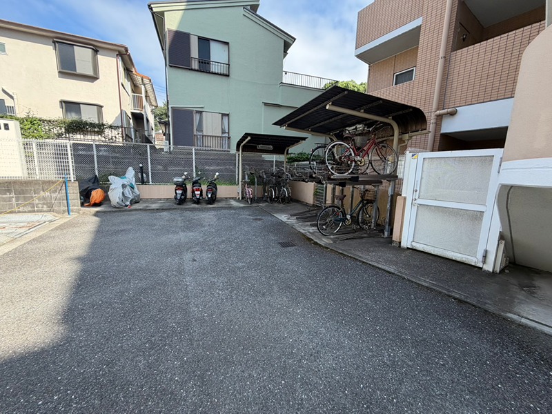 神奈川県横浜市金沢区富岡東５丁目 共用部写真（駐車場）