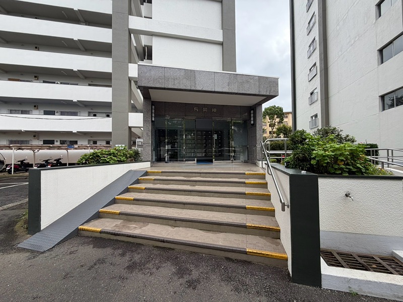 神奈川県横浜市港南区野庭町 共用部写真（エントランス）