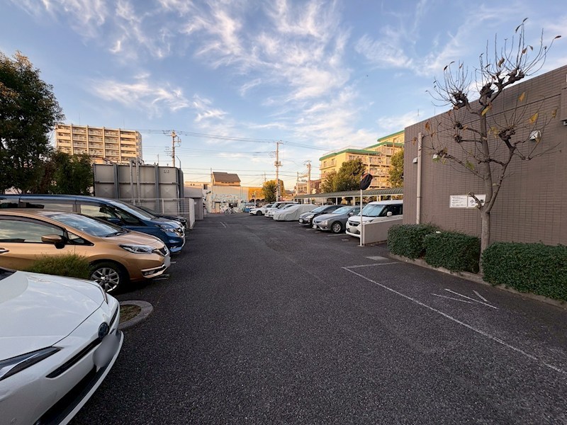 川口青木パーク・ホームズ 共用部写真（駐車場）