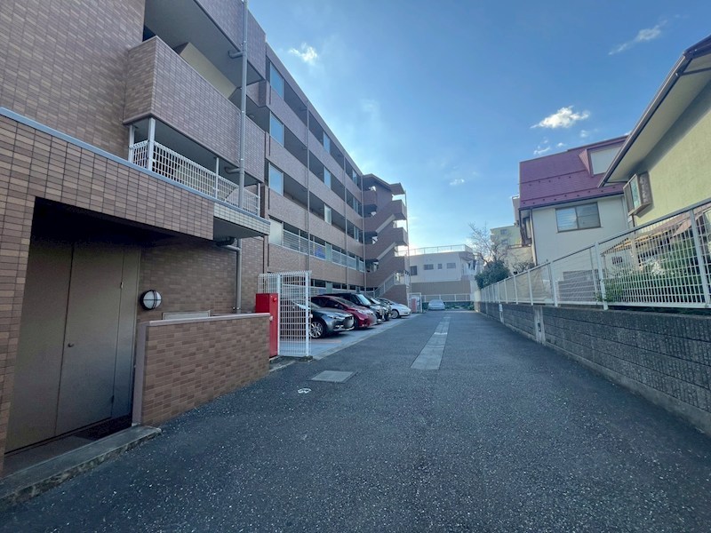 グラン・コート東川口 共用部写真（駐車場）