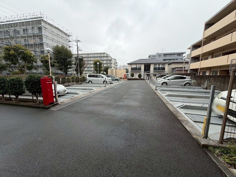 コンフォート若葉ポルカ 共用部写真（駐車場）