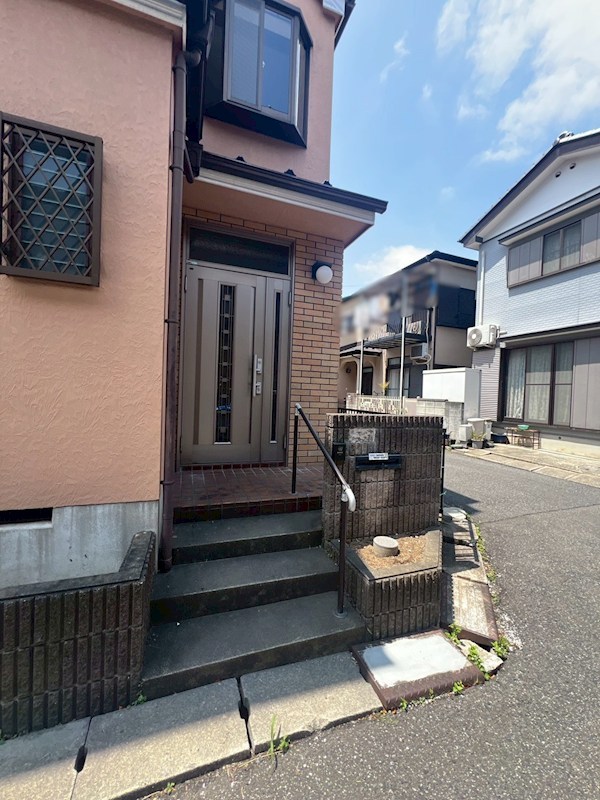 越谷市大字恩間 現地写真（玄関）