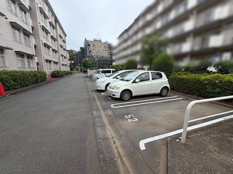 若葉グリーンハイツ　D号棟 共用部写真（駐車場）
