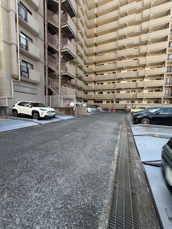 川越パーク・ホームズ 共用部写真（駐車場）