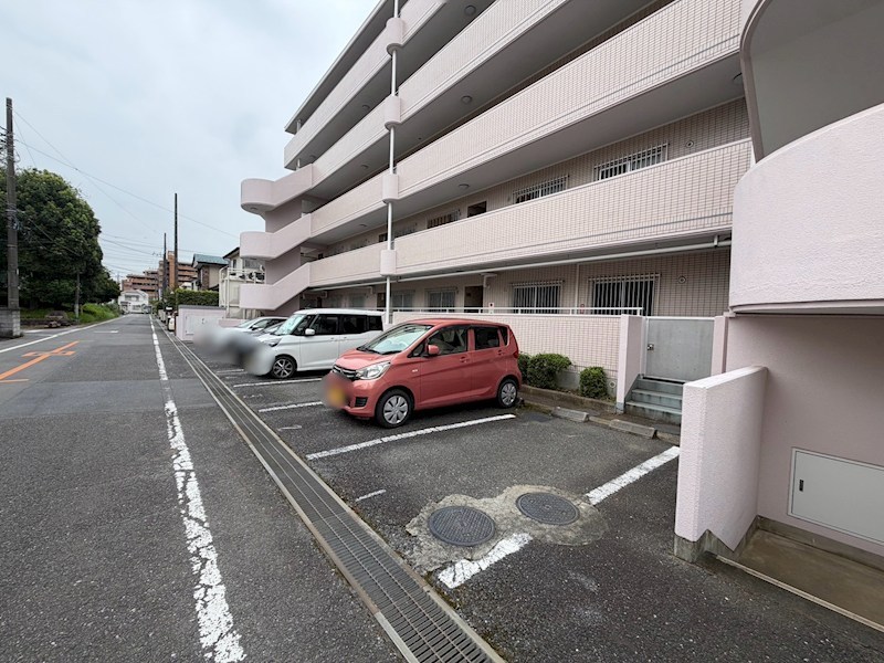 マリオン若葉台 共用部写真（駐車場）