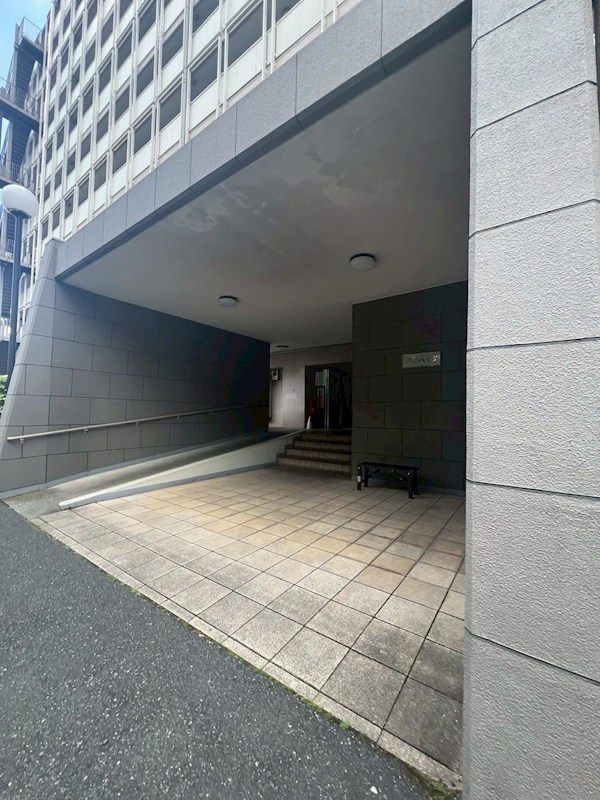 根岸ハイツ2号棟 共用部写真（エントランス）