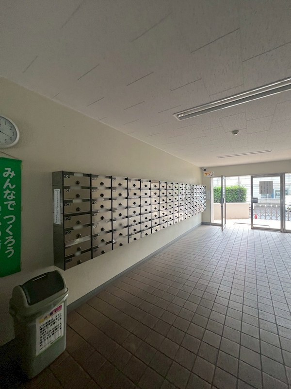 根岸ハイツ2号棟 共用部写真（エントランス）