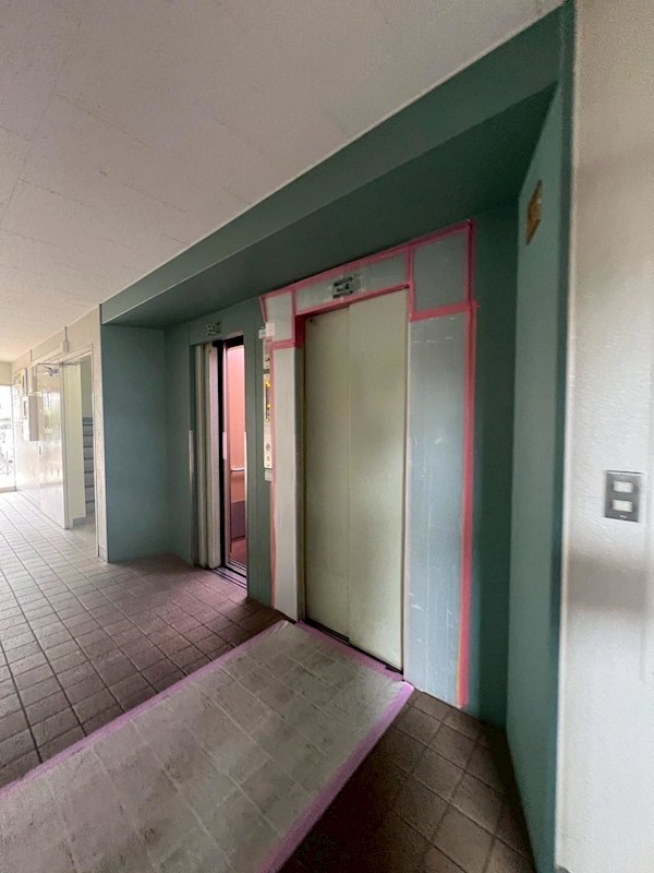 根岸ハイツ2号棟 共用部写真（エントランス）